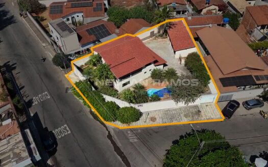 Sobrado à venda em Goiânia, há 4,5 km do Shopping Flamboyant, com 5 Quartos e Piscina