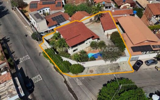 Sobrado à venda em Goiânia, há 4,5 km do Shopping Flamboyant, com 5 Quartos e Piscina