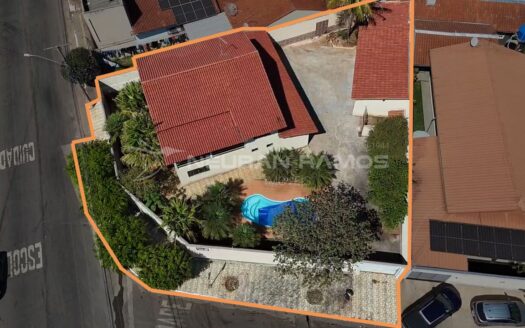Sobrado à venda em Goiânia, há 4,5 km do Shopping Flamboyant, com 5 Quartos e Piscina