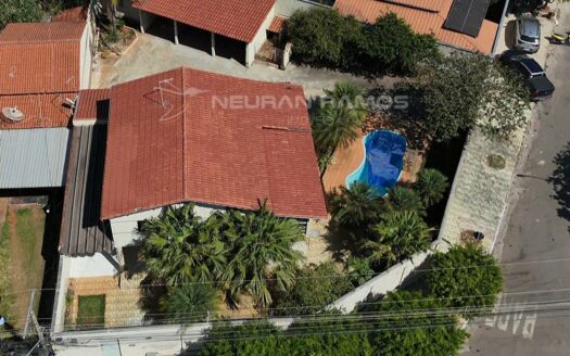 Sobrado à venda em Goiânia, há 4,5 km do Shopping Flamboyant, com 5 Quartos e Piscina