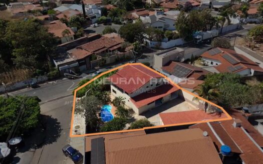 Sobrado à venda em Goiânia, há 4,5 km do Shopping Flamboyant, com 5 Quartos e Piscina