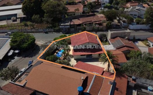 Sobrado à venda em Goiânia, há 4,5 km do Shopping Flamboyant, com 5 Quartos e Piscina