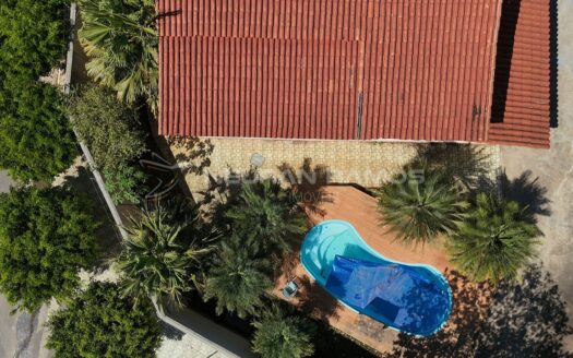 Sobrado à venda em Goiânia, há 4,5 km do Shopping Flamboyant, com 5 Quartos e Piscina