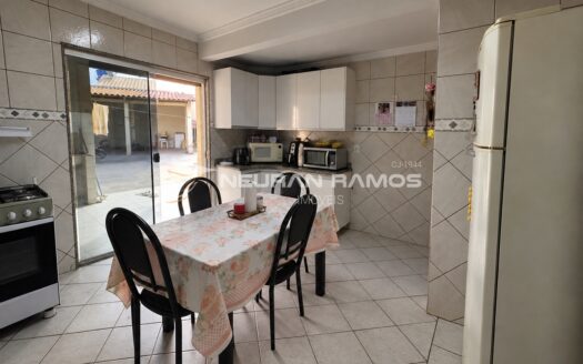 Sobrado à venda em Goiânia, há 4,5 km do Shopping Flamboyant, com 5 Quartos e Piscina