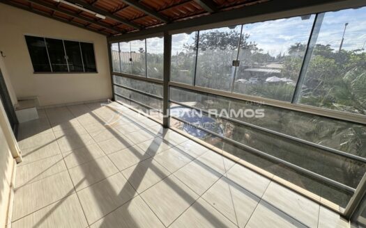 Sobrado à venda em Goiânia, há 4,5 km do Shopping Flamboyant, com 5 Quartos e Piscina