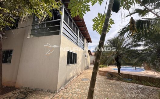 Sobrado à venda em Goiânia, há 4,5 km do Shopping Flamboyant, com 5 Quartos e Piscina